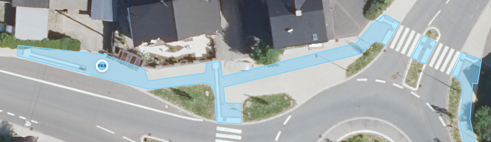 Luftbild eines Kreisverkehrs mit blau markierten Räumflächen und Bezirkskennung FK5